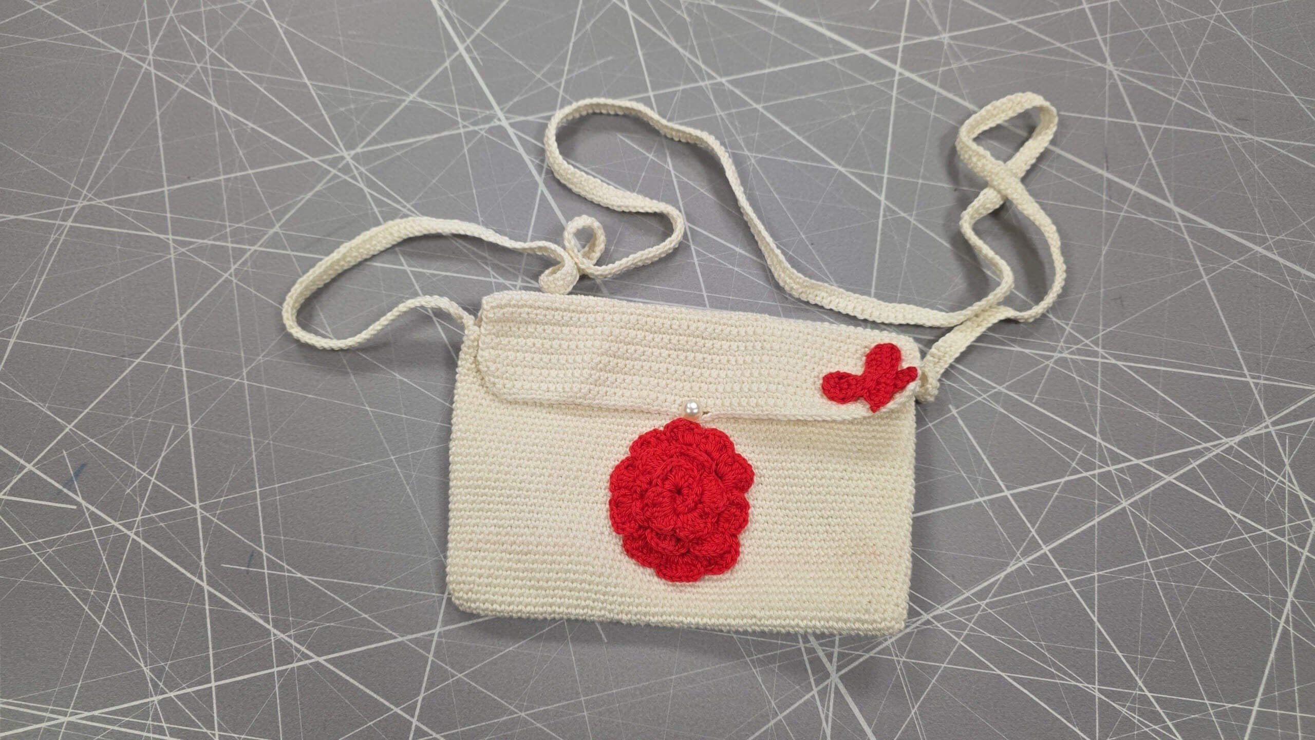 création crochet blanc et rouge